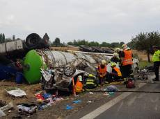 Rodiče s dítětem zahynuli v autě, na které se převrátila cisterna - Horky