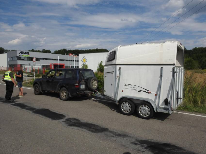 Vezl 18 dětí z tábora v přepravníku na koně, auto navíc nemělo technickou - Staré Čívice