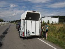 Vezl 18 dětí z tábora v přepravníku na koně, auto navíc nemělo technickou