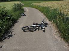 Řidič kamionu srazil cyklistu, zajistil si zrcátko a z místa nehody ujel