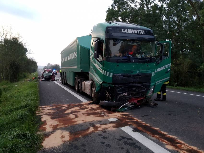 Tragická nehoda: Po střetu s náklaďákem zemřeli dva dospělí a dvě děti - Sudoměřice