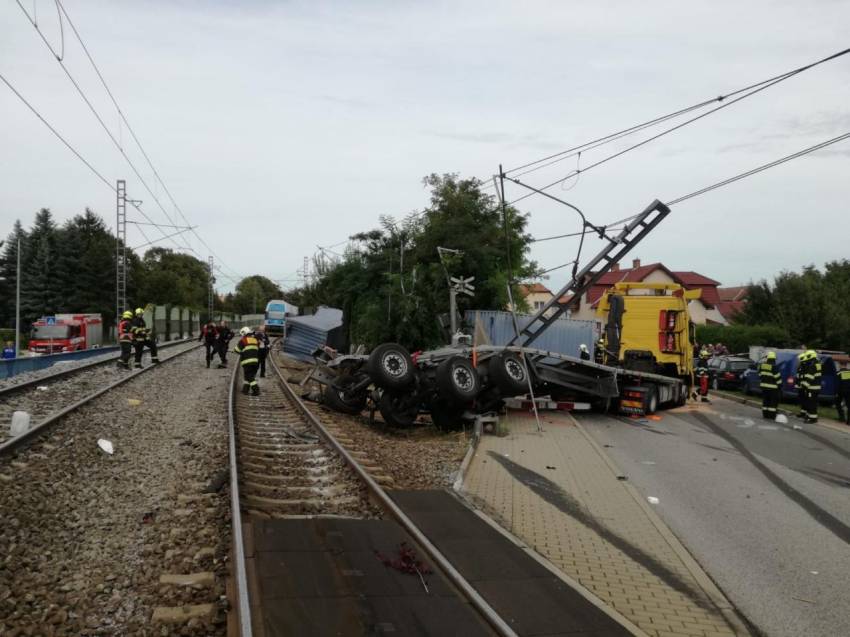 Kamion zůstal stát na přejezdu. Narazil do něj vlak plný lidí, osm se zranilo - Uhříněves