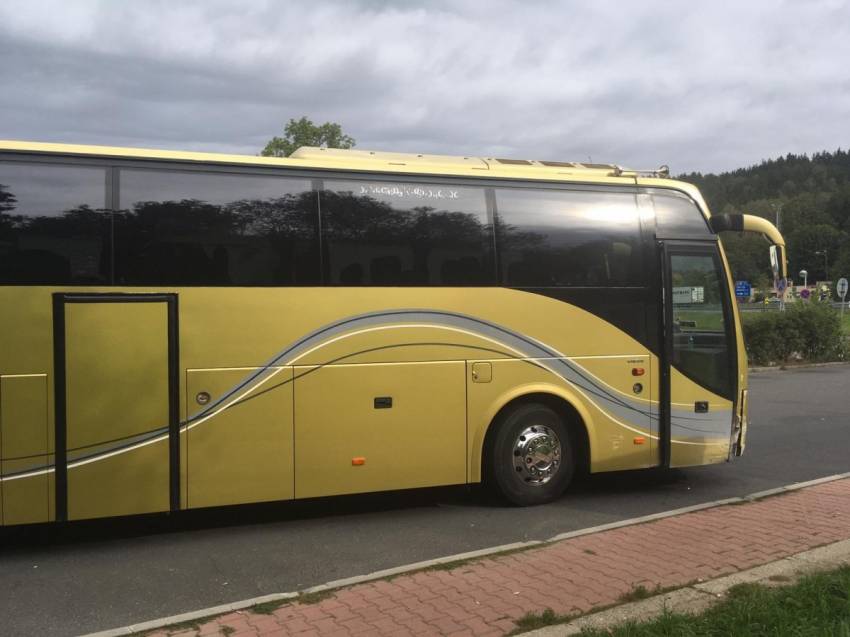 Řidič autobusu za jízdy zkolaboval, 50 životů zachránil jeden z cestujících - Hodkovice