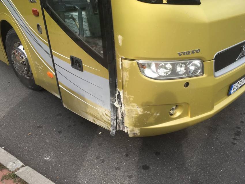 Řidič autobusu za jízdy zkolaboval, 50 životů zachránil jeden z cestujících - Hodkovice