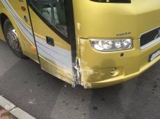 Řidič autobusu za jízdy zkolaboval, 50 životů zachránil jeden z cestujících - Hodkovice