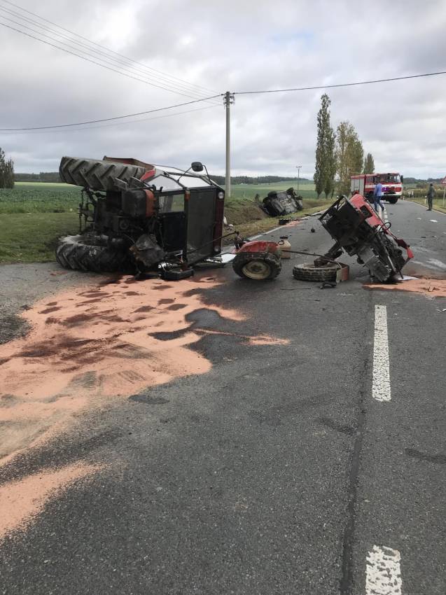 Policejní vůz pronásledoval BMW a naboural do traktoru, nehoda si vyžádala tři zraněné - Bor