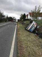 Policejní vůz pronásledoval BMW a naboural do traktoru, nehoda si vyžádala tři zraněné