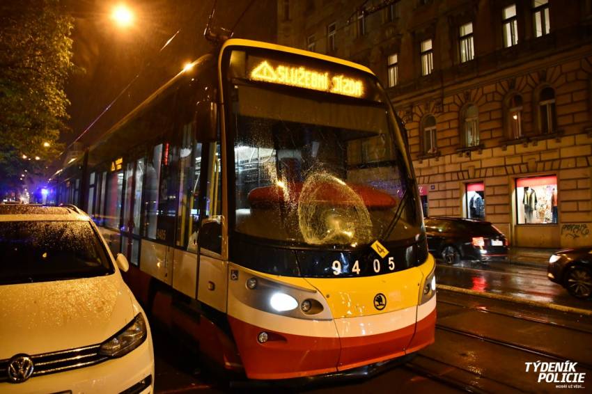 Chodec v centru Prahy přebíhal silnici a nepřežil střet s tramvají