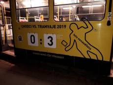 Na tramvaji jsou siluety obětí a tragické skóre Chodci vs. tramvaje