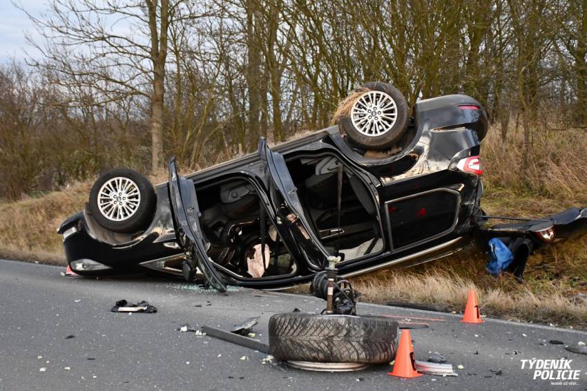 VIDEO: Auto skončilo po nehodě na střeše, zranili se 2 dospělí a 2 děti - Velká Dobrá