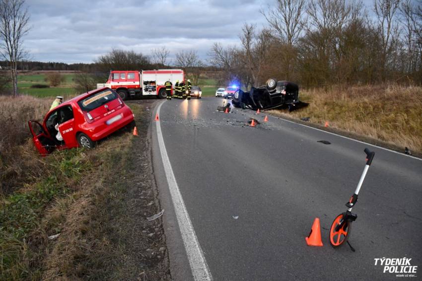 VIDEO: Auto skončilo po nehodě na střeše, zranili se 2 dospělí a 2 děti - Velká Dobrá