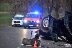 VIDEO: Auto skončilo po nehodě na střeše, zranili se 2 dospělí a 2 děti - Velká Dobrá