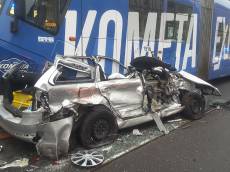 VIDEO: Škodovka skončila zaklíněná mezi tramvajemi, řidič jel na červenou - Brno