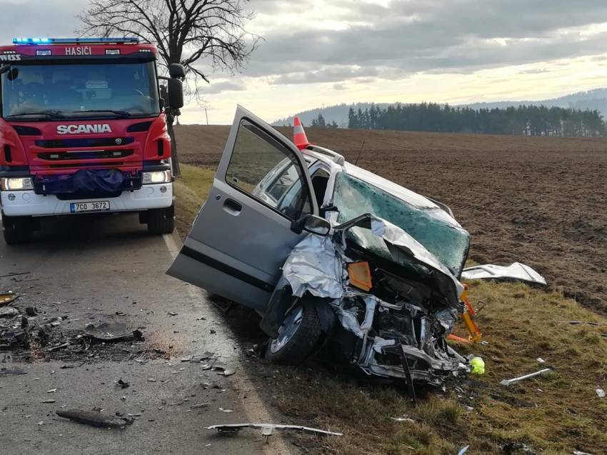 Při střetu dvou vozů na Písecku zemřeli tři lidé, další skončil v nemocnici - Krašovice