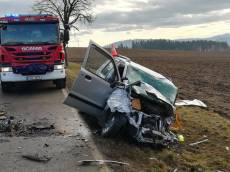 Při střetu dvou vozů na Písecku zemřeli tři lidé, další skončil v nemocnici