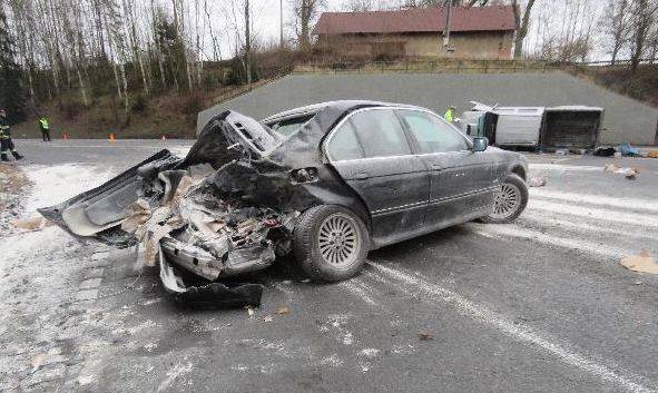 Řidič se v koloně otáčel, bourala kvůli němu tři auta a tři lidé se zranili - Vysokov