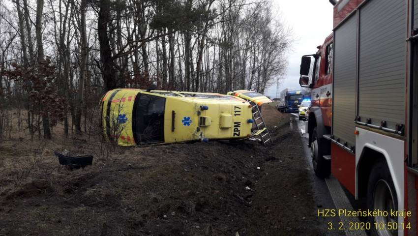 V Plzni se převrátila sanitka. Zranění utrpěl lékař, sestra i pacient - Lochotín