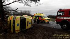 V Plzni se převrátila sanitka. Zranění utrpěl lékař, sestra i pacient - Lochotín