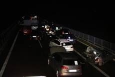 O víkendu se na dálnici D10 srazilo 15 aut. Zranilo se 7 lidí, škoda je 3 miliony