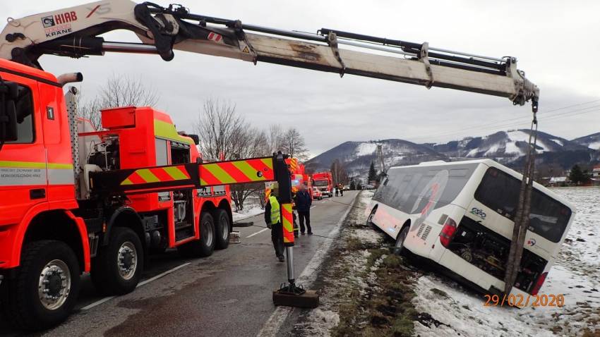 Autobus skončil kvůli sněhu v příkopu, hasiči zachraňovali devět lidí - Lichnov