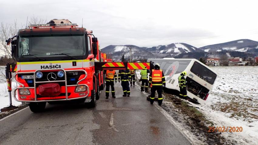 Autobus skončil kvůli sněhu v příkopu, hasiči zachraňovali devět lidí - Lichnov