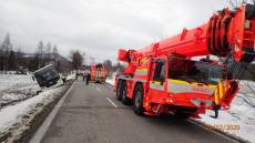 Autobus skončil kvůli sněhu v příkopu, hasiči zachraňovali devět lidí - Lichnov