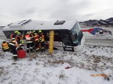 Autobus skončil kvůli sněhu v příkopu, hasiči zachraňovali devět lidí - Lichnov