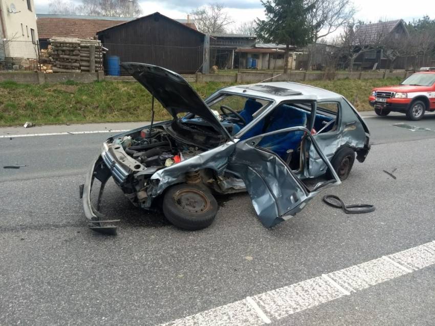Starší řidič při nehodě vypadl z vozu. Zemřel poté, co ho přejelo jiné auto - Dobruška