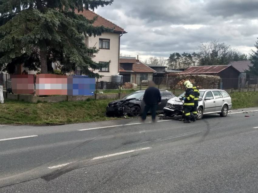 Starší řidič při nehodě vypadl z vozu. Zemřel poté, co ho přejelo jiné auto - Dobruška