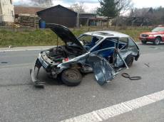 Starší řidič při nehodě vypadl z vozu. Zemřel poté, co ho přejelo jiné auto