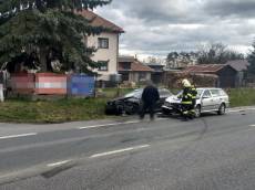 Starší řidič při nehodě vypadl z vozu. Zemřel poté, co ho přejelo jiné auto - Dobruška