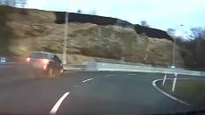 VIDEO: Zdrogovaný recidivista bez řidičáku ujížděl v kradeném autě policistům