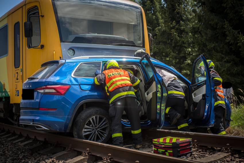 VIDEO: Po střetu s vlakem musel těžce zraněnou řidičku odvézt vrtulník - Horní Tošanovice