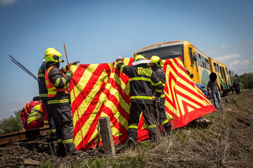 VIDEO: Po střetu s vlakem musel těžce zraněnou řidičku odvézt vrtulník - Horní Tošanovice