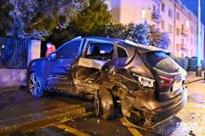 VIDEO: Podnapilý řidič naboural v Praze tři zaparkovaná auta