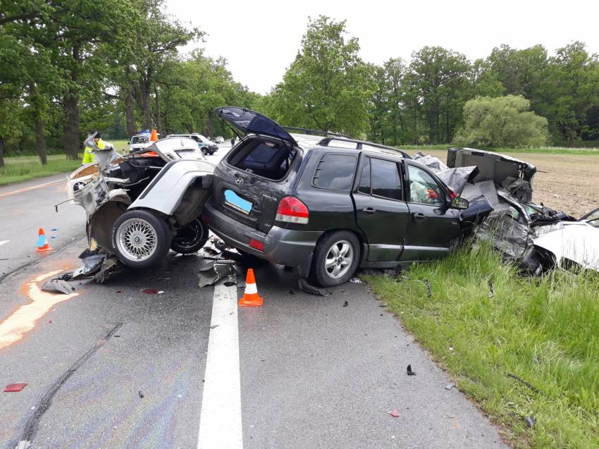 Mladík rozpůlil BMW o protijedoucí Hyundai. Na místě zemřel - Hluboká nad Vltavou