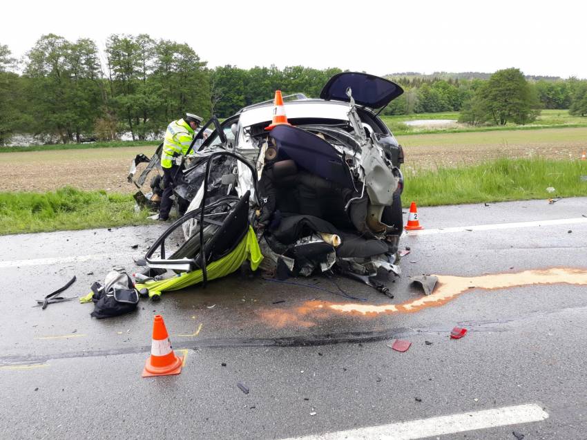 Mladík rozpůlil BMW o protijedoucí Hyundai. Na místě zemřel - Hluboká nad Vltavou