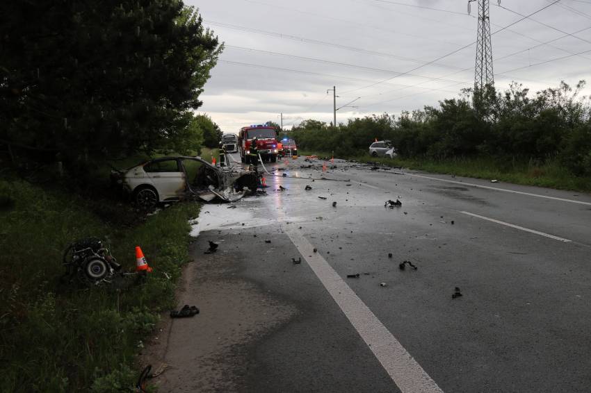 Při předjíždění se auto střetlo s vozem v protisměru, zemřeli tři lidé - Černožice