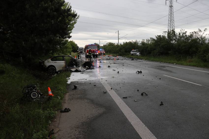 Předjíždějícímu řidiči BMW koupil táta, po čelním střetu zemřel on i rodiče ve škodovce - Černožice