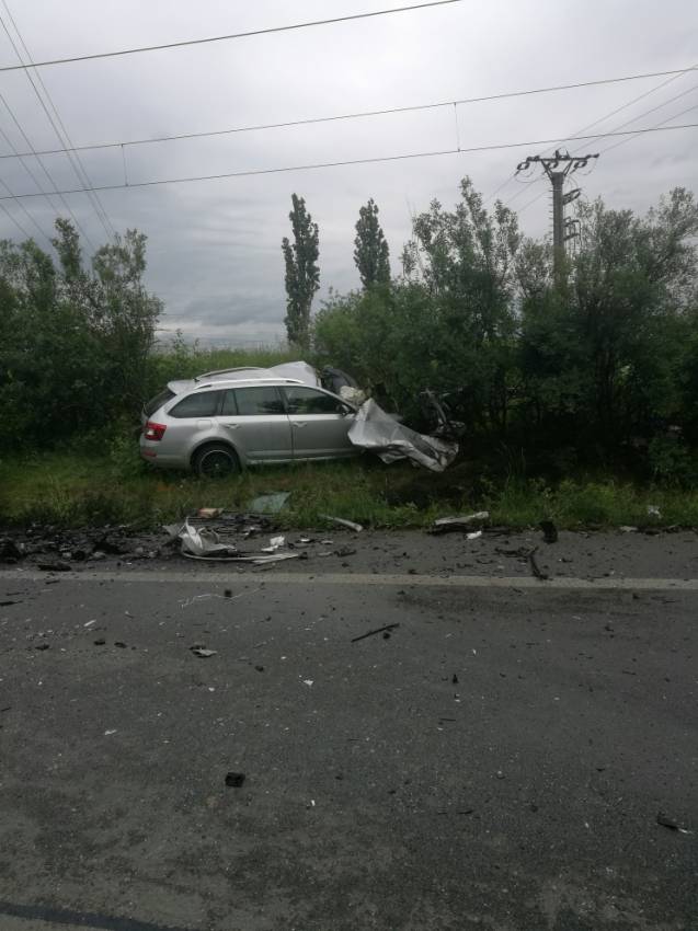 Předjíždějícímu řidiči BMW koupil táta, po čelním střetu zemřel on i rodiče ve škodovce - Černožice