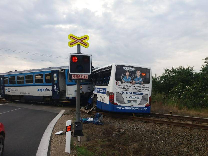 Autobus vjel na Benešovsku pod vlak, deset lidí se zranilo - Struhařov