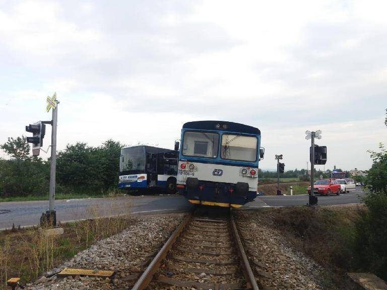 Autobus vjel na Benešovsku pod vlak, deset lidí se zranilo - Struhařov