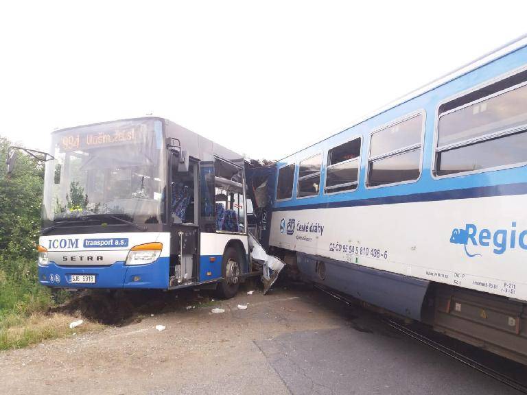 Autobus vjel na Benešovsku pod vlak, deset lidí se zranilo - Struhařov