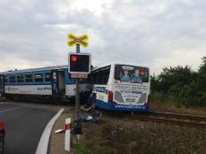 Autobus vjel na Benešovsku pod vlak, deset lidí se zranilo
