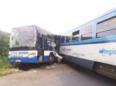 Autobus vjel na Benešovsku pod vlak, deset lidí se zranilo - Struhařov