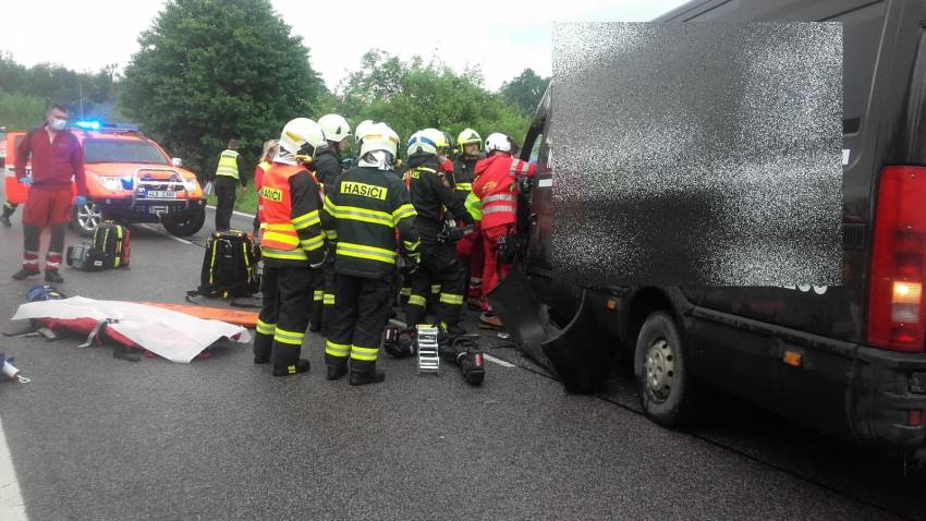 Při střetu osobáku s dodávkou dva lidé zemřeli, zraněné transportovaly vrtulníky