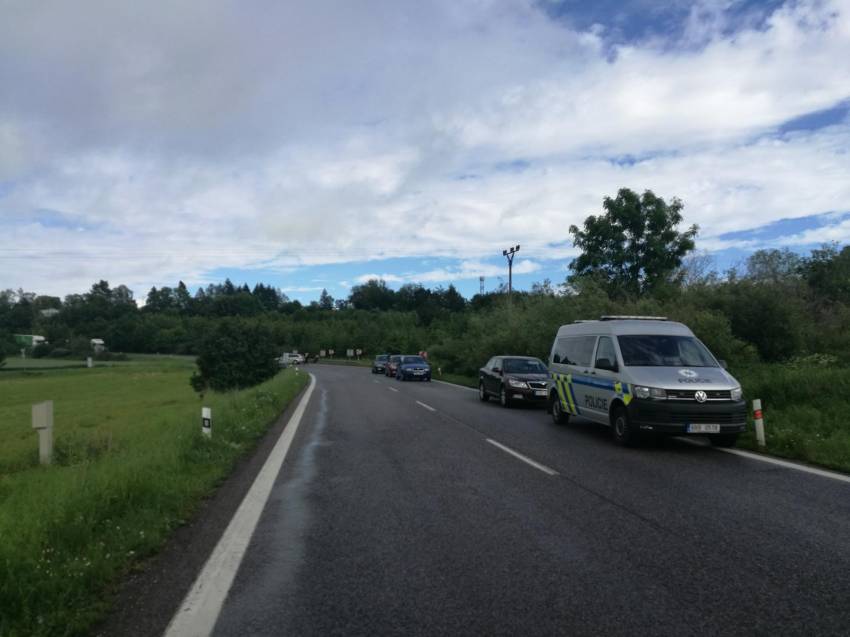 Při střetu osobáku s dodávkou dva lidé zemřeli, zraněné transportovaly vrtulníky