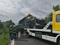 Při střetu osobáku s dodávkou dva lidé zemřeli, zraněné transportovaly vrtulníky