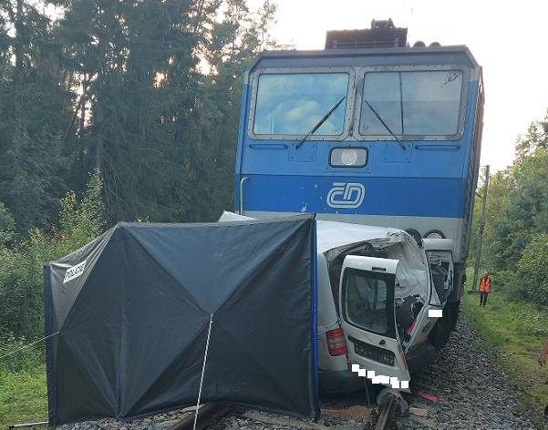 Další tragédii na nechráněném přejezdu nepřežily dvě ženy v dodávce - Borohrádek