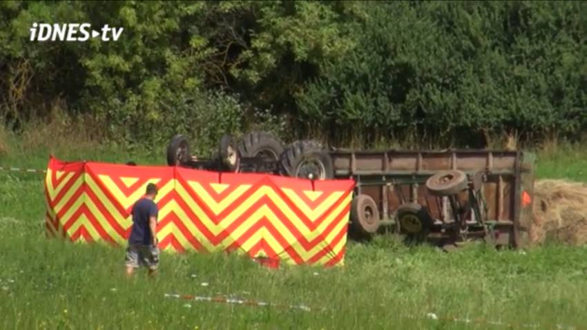 U Kutné Hory se převrhl traktor s vlečkou, dva lidé na místě zemřeli
